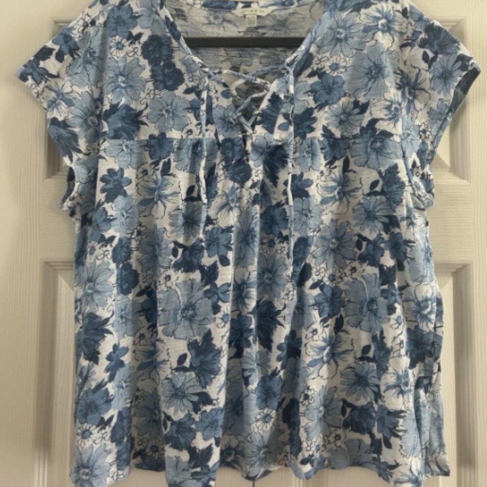 Shirt Women's Size XL Blue White Floral Short Sleeve Lace Up